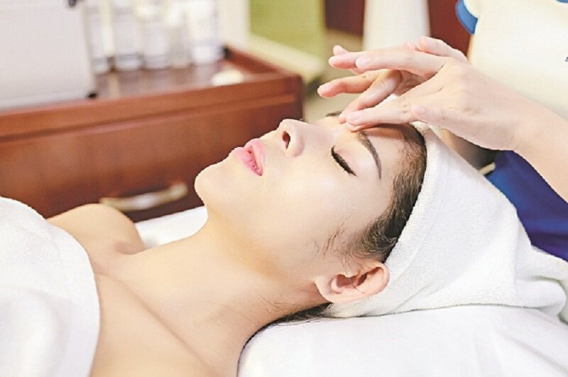 Bấm huyệt kết hợp massage giúp mau chóng lấy lại khuôn mặt cân đối.