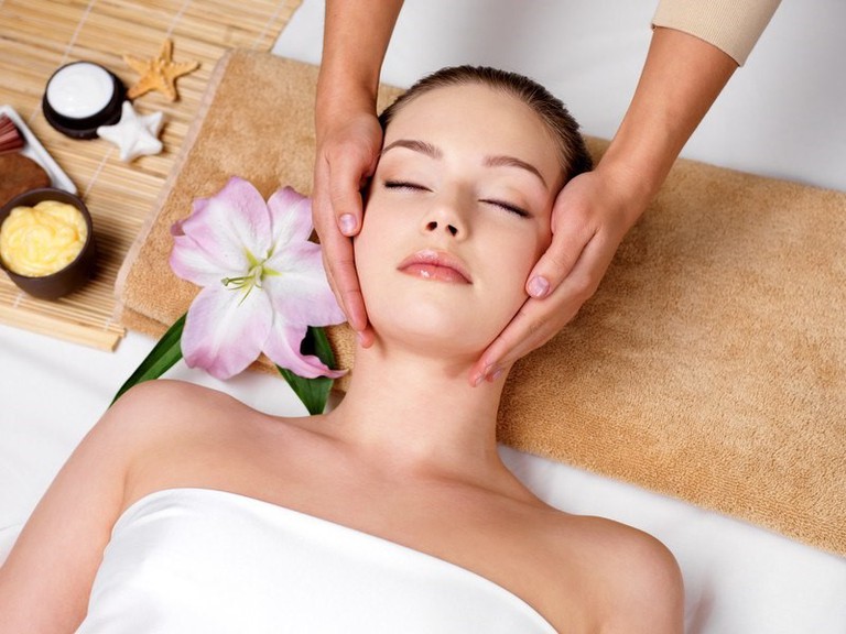 Massage mặt theo chiều từ dưới lên trên, từ trong ra ngoài