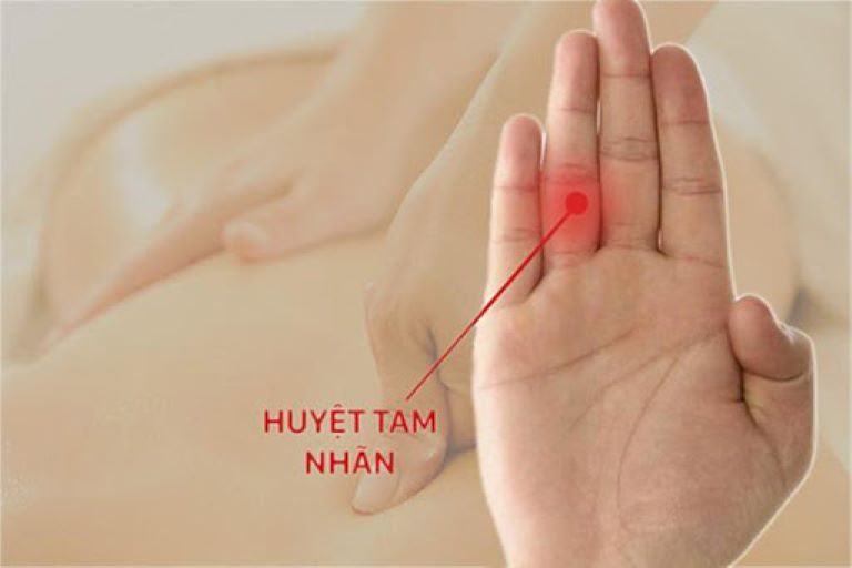 Bấm huyệt Tam nhãn giảm đau bụng kinh