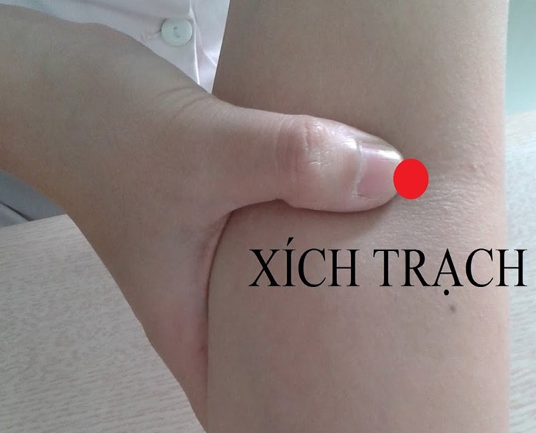 Tác động lên huyệt xích trạch cũng giúp điều trị bệnh viêm họng