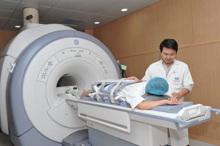 Chụp cộng hưởng từ MRI là phương pháp chẩn đoán hình ảnh giúp xác định vị trí và mức độ tổn thương của xương khớp với độ chính xác cao.