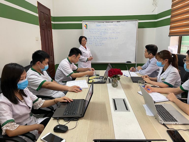 Toàn cảnh buổi họp chuyên môn tại Trung tâm Đông phương Y pháp