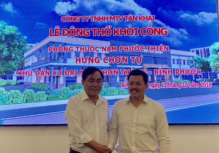 Lương y Yên (bên phải) trong lẽ khởi công xây dựng Phòng thuốc nam Phước Thiện tại Bình Thuận