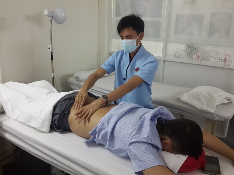 Massage giúp hỗ trợ điều trị cho bệnh nhân thoát vị đĩa đệm