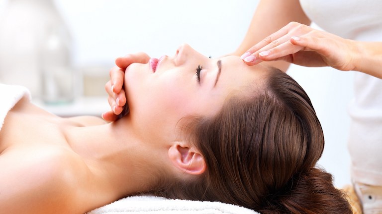 Massage bằng tinh dầu tràm có hiệu quả giảm đau đầu và giúp ngủ ngon giấc