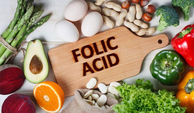 Acid folic có tác dụng giảm triệu chứng đau đầu dó đó người bệnh nên ăn hàng ngày