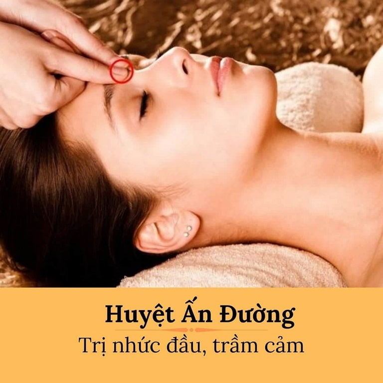 Bấm huyệt ấn đường là một cách để chữa đau đầu