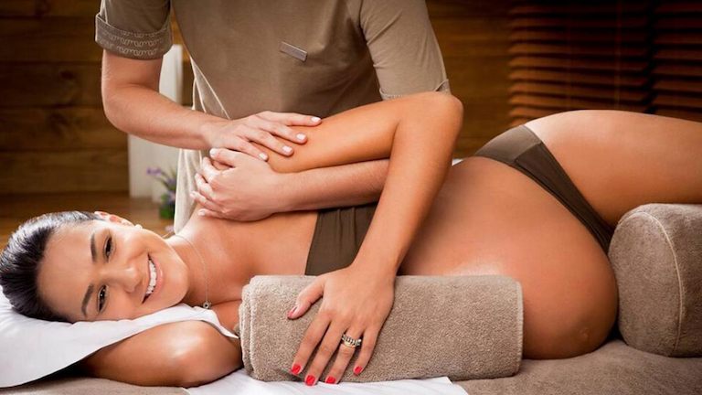 Xoa bóp, massage giúp cơ thể thư giãn và giảm đau nhức đầu rất hiệu quả