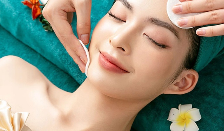 Thực hiện massage và vận động cơ mặt một cách thật nhẹ nhàng