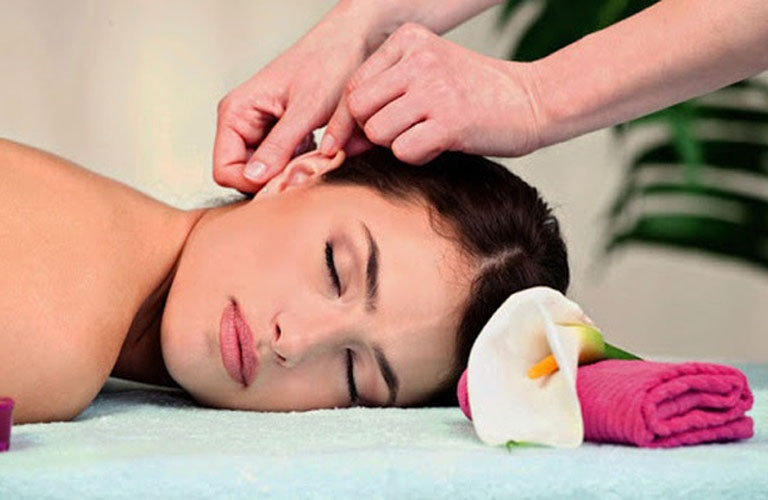 Bạn có thể tác động lên huyệt bằng cách massage tai