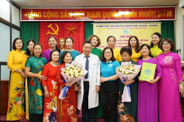 Ban Lãnh đạo quận chụp hình cùng bác sĩ Lê Hữu Tuấn