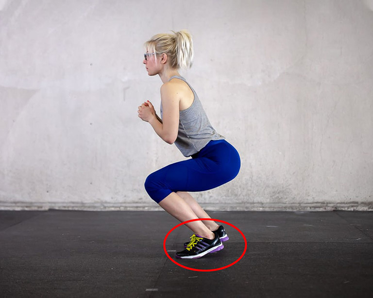 Squat giúp đốt cháy lượng mỡ dư thừa ở mông