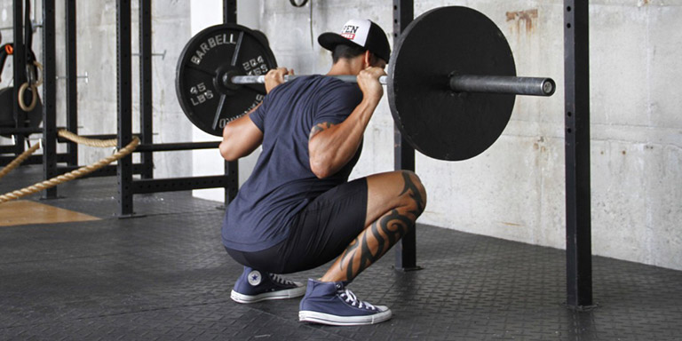 Squat là bài tập giúp giảm mỡ chân và mông hiệu quả nhờ tác động lên nhóm cơ này