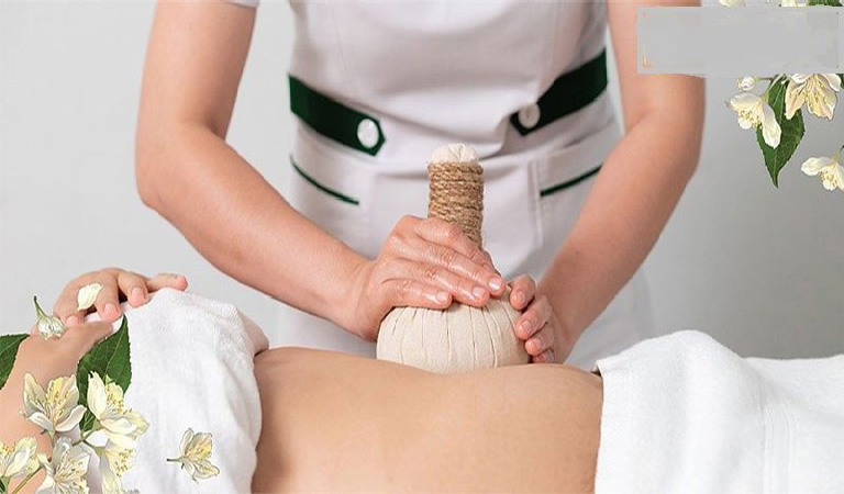 Đắp muối nóng, gừng và massage bụng là một phương pháp hiệu quả