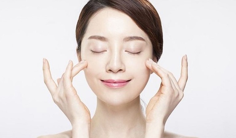 Massage hốc mắt một cách nhẹ nhàng