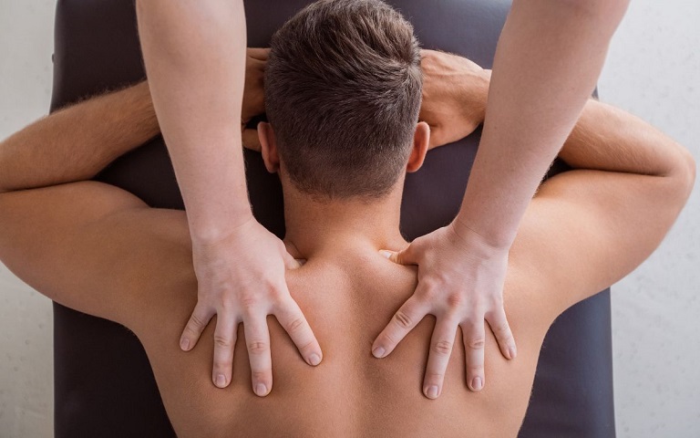 Massage là cách chữa trị đau nhức vai gáy khi ngủ dậy hiệu quả