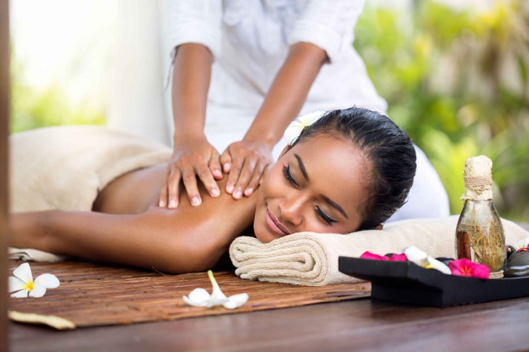 Massage giúp thư giãn cơ bắp và kích thích tâm trí giúp bạn ngủ ngon hơn