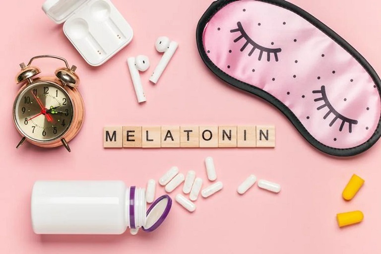 Melatonin thường được sử dụng dưới dạng thực phẩm bổ sung để hỗ trợ giấc ngủ